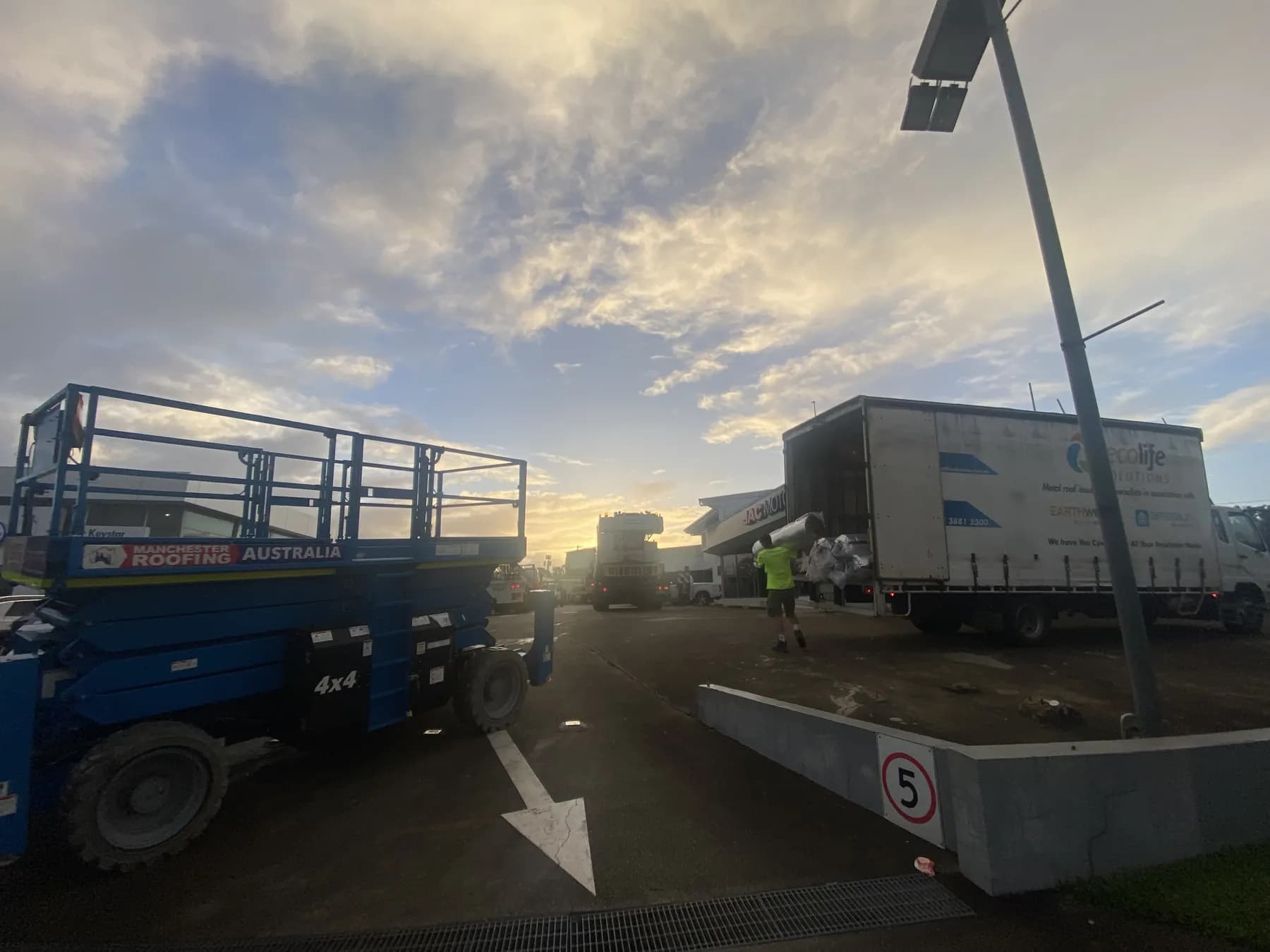 60T crane lifting roofing materials onto the Kippa-Ring car showroom roof