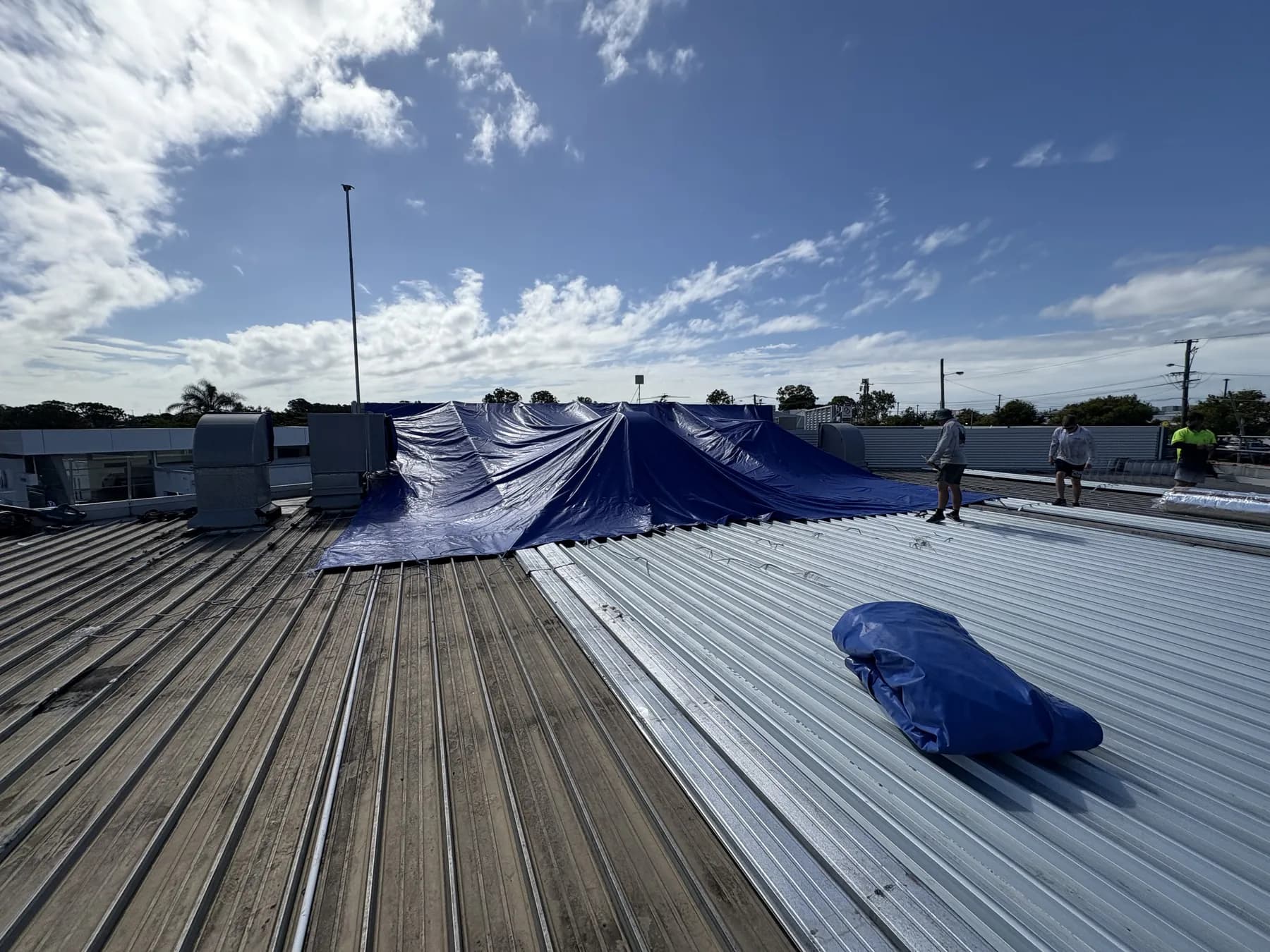 Commercial car showroom roof replacement at Kippa-Ring