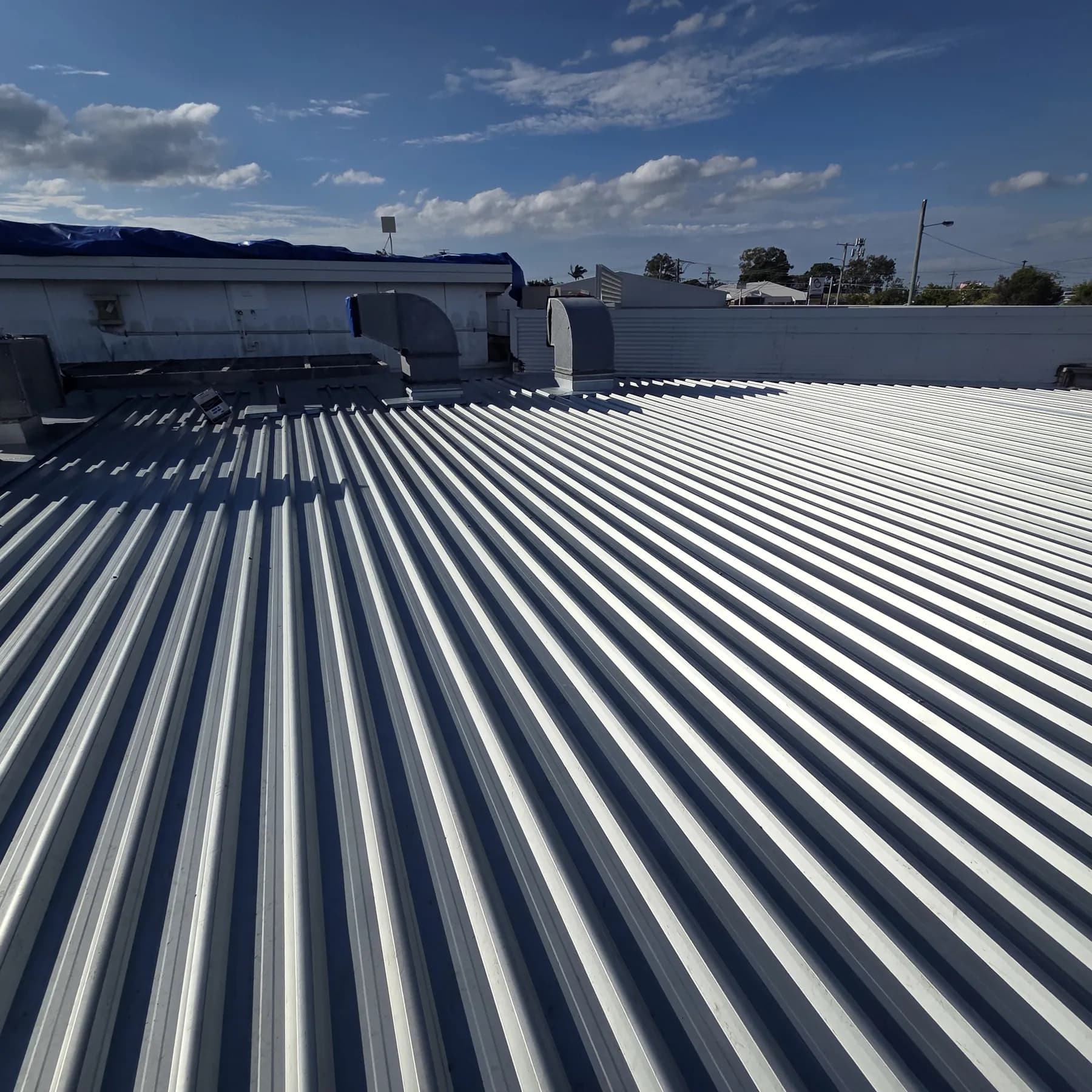 Commercial car showroom roof replacement at Kippa-Ring