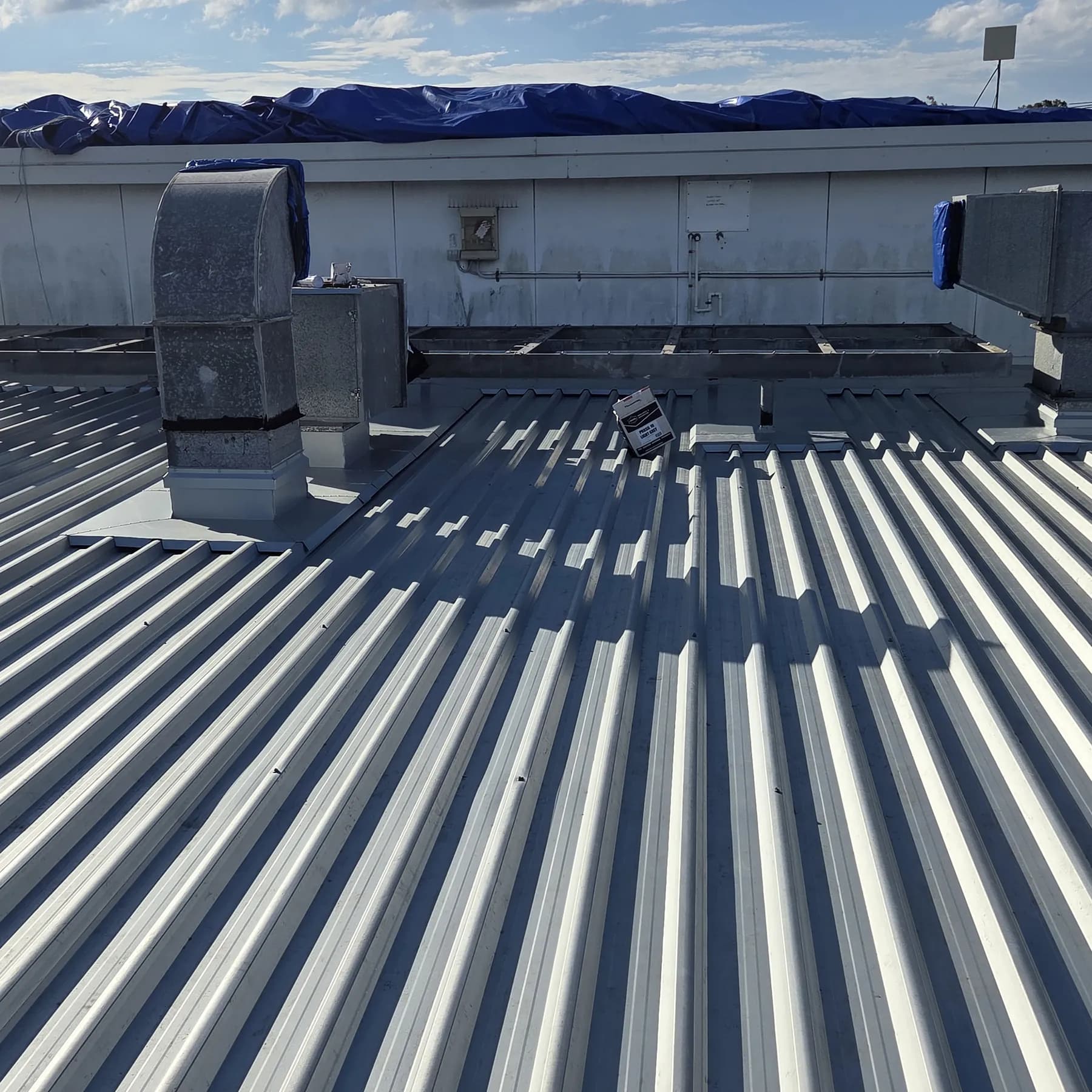 Commercial car showroom roof replacement at Kippa-Ring