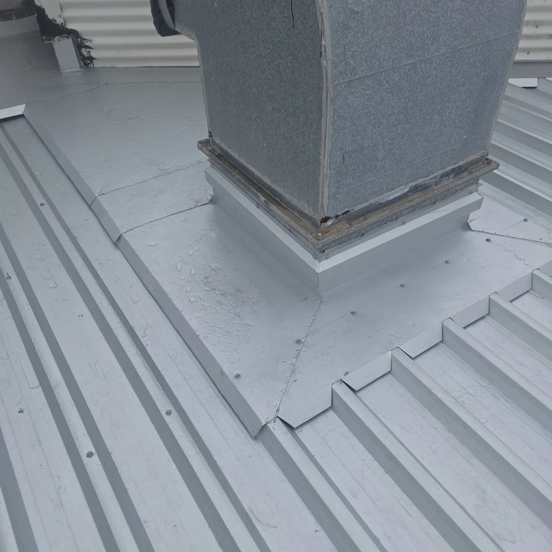 Commercial car showroom roof replacement at Kippa-Ring