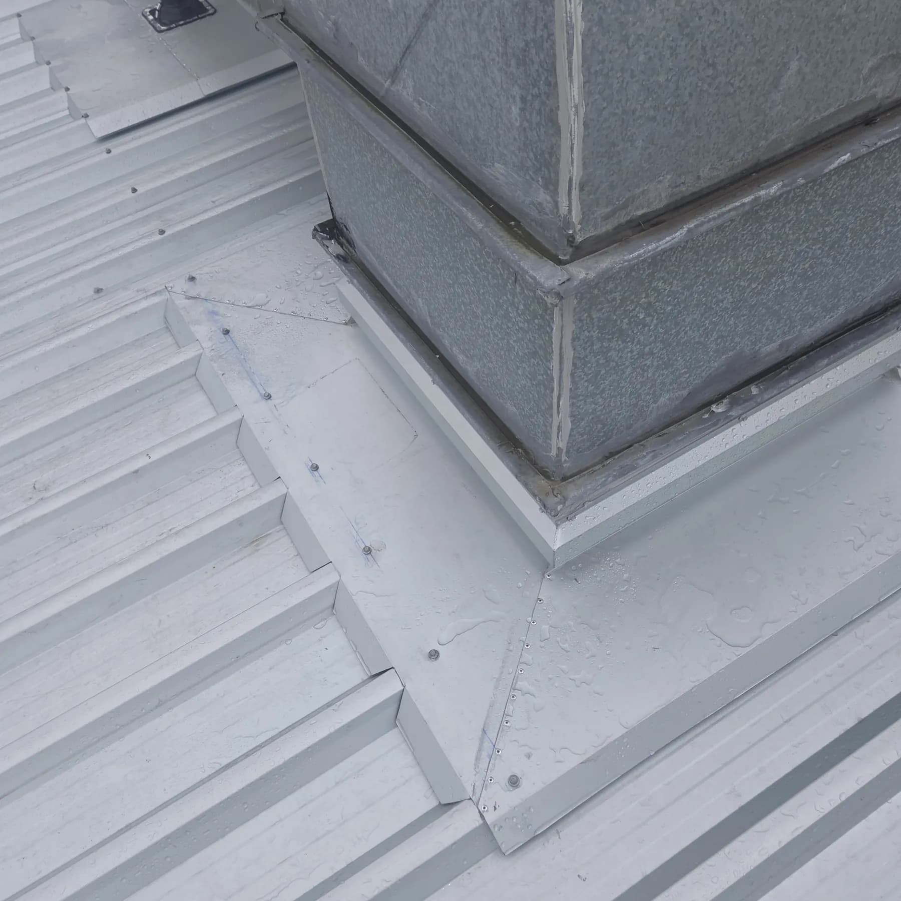 Commercial car showroom roof replacement at Kippa-Ring
