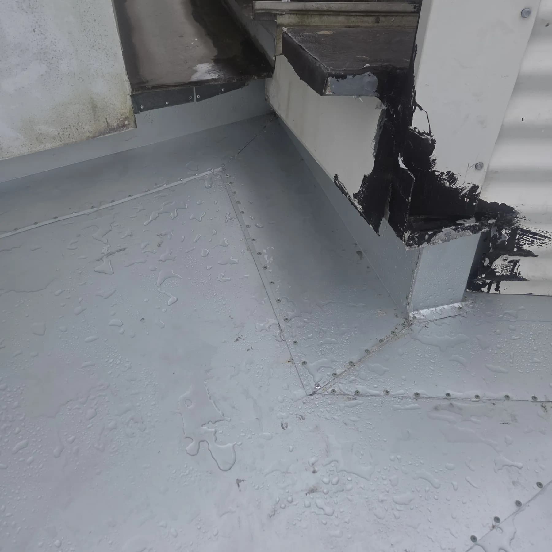 Commercial car showroom roof replacement at Kippa-Ring