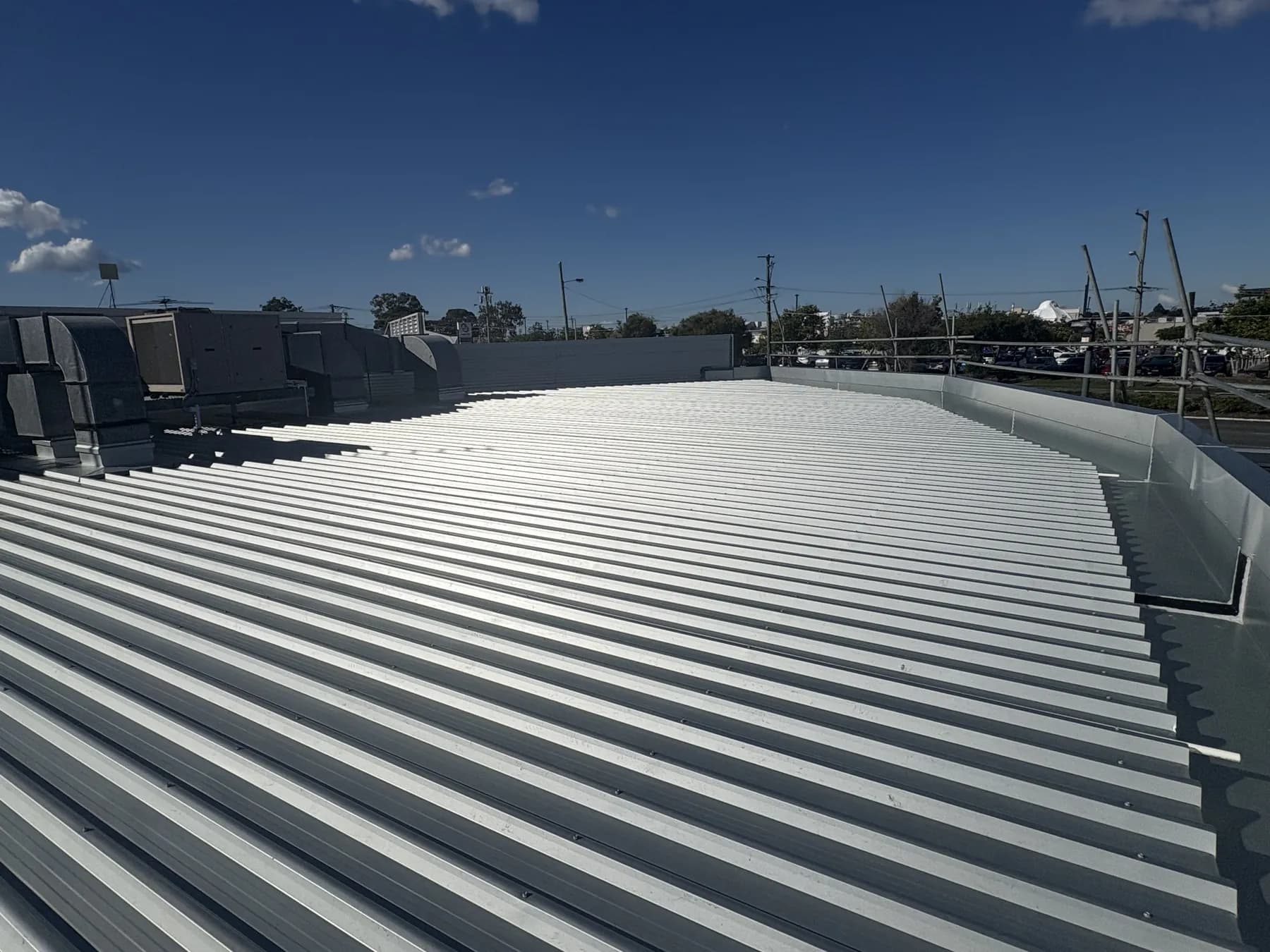 Commercial car showroom roof replacement at Kippa-Ring