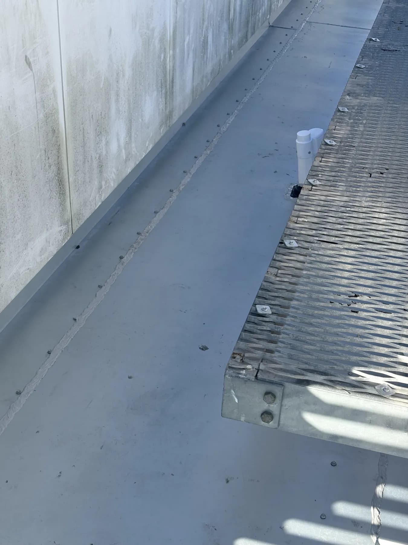 Commercial car showroom roof replacement at Kippa-Ring