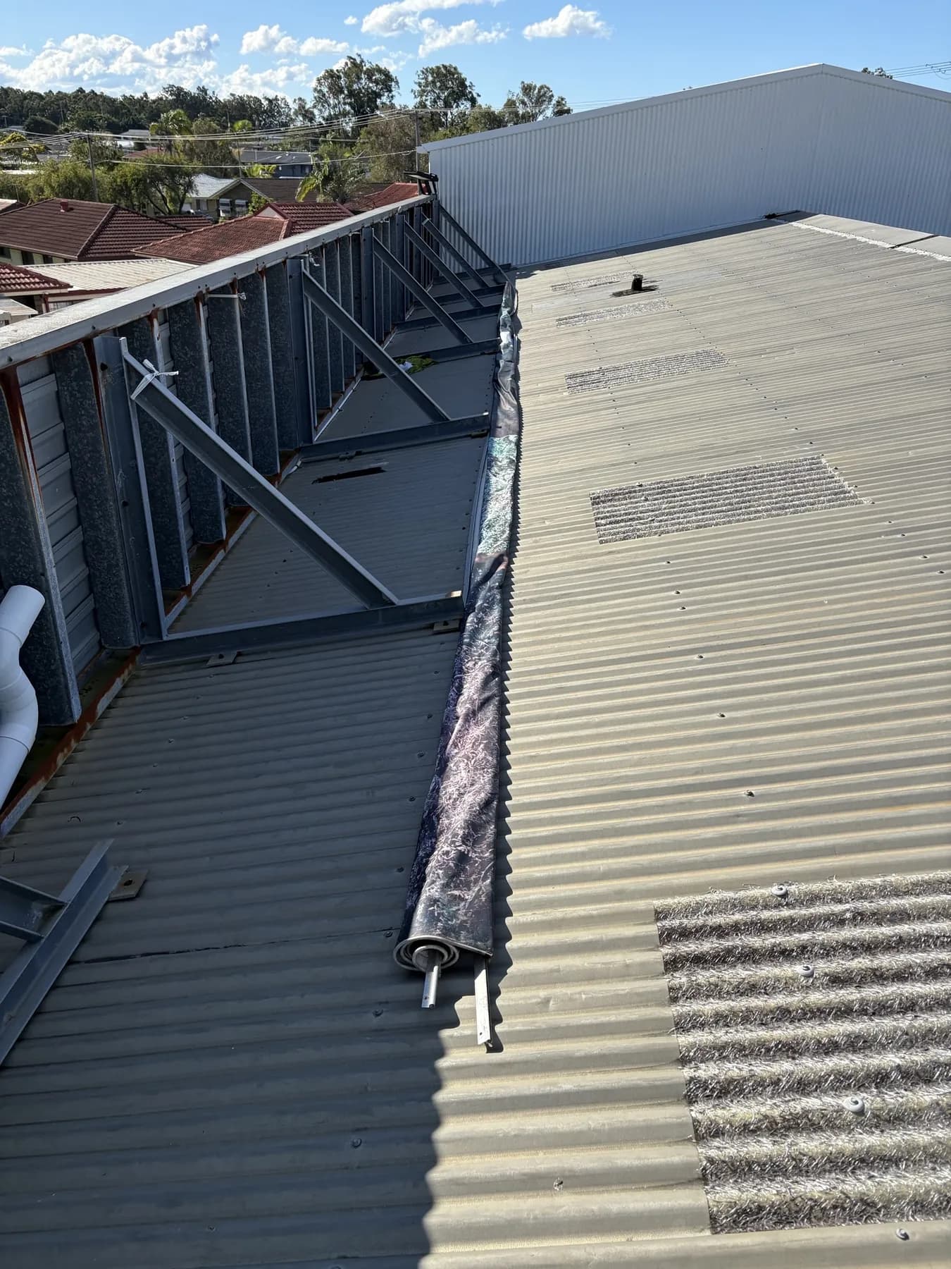 Commercial car showroom roof replacement at Kippa-Ring