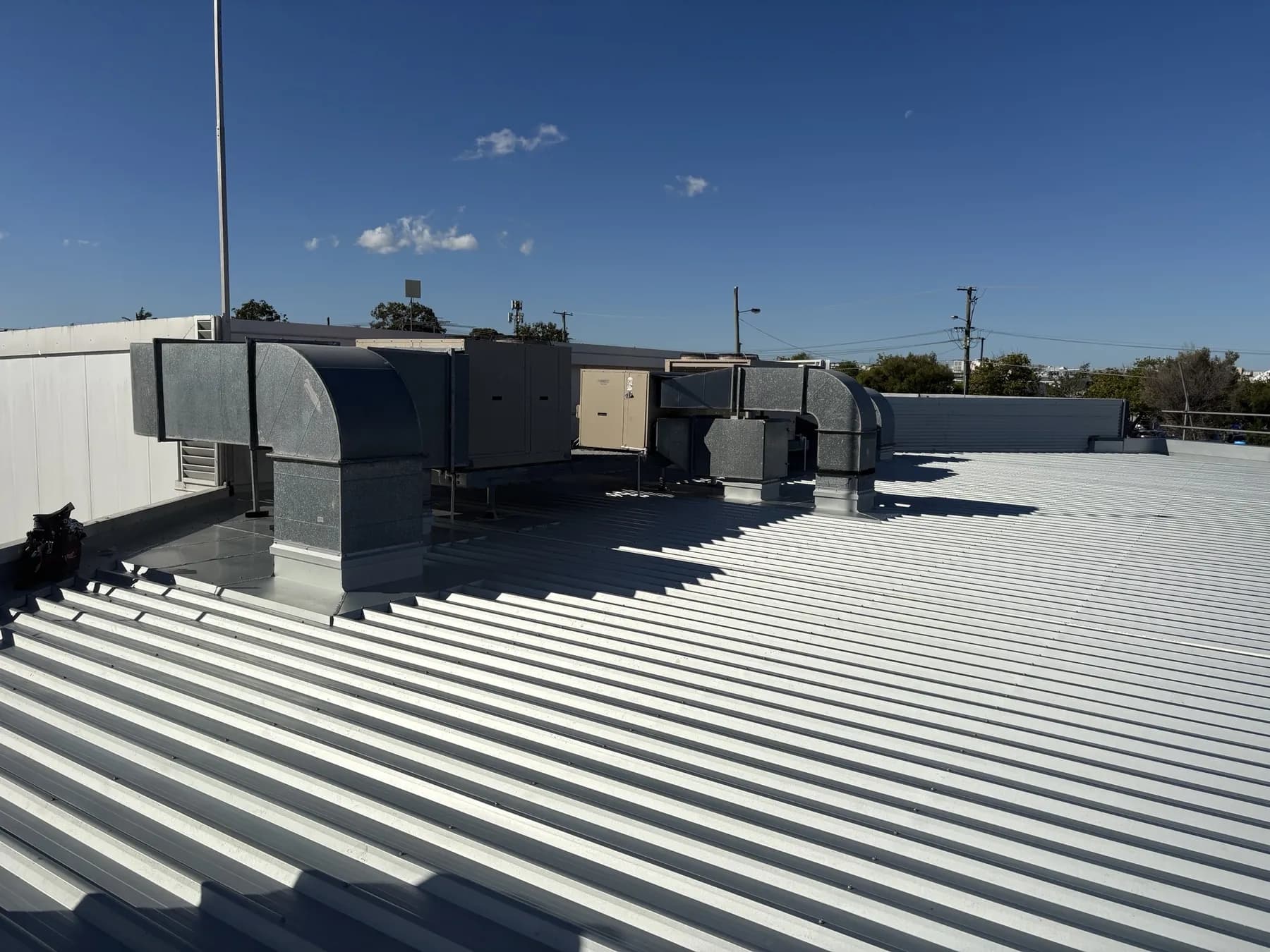 Commercial car showroom roof replacement at Kippa-Ring