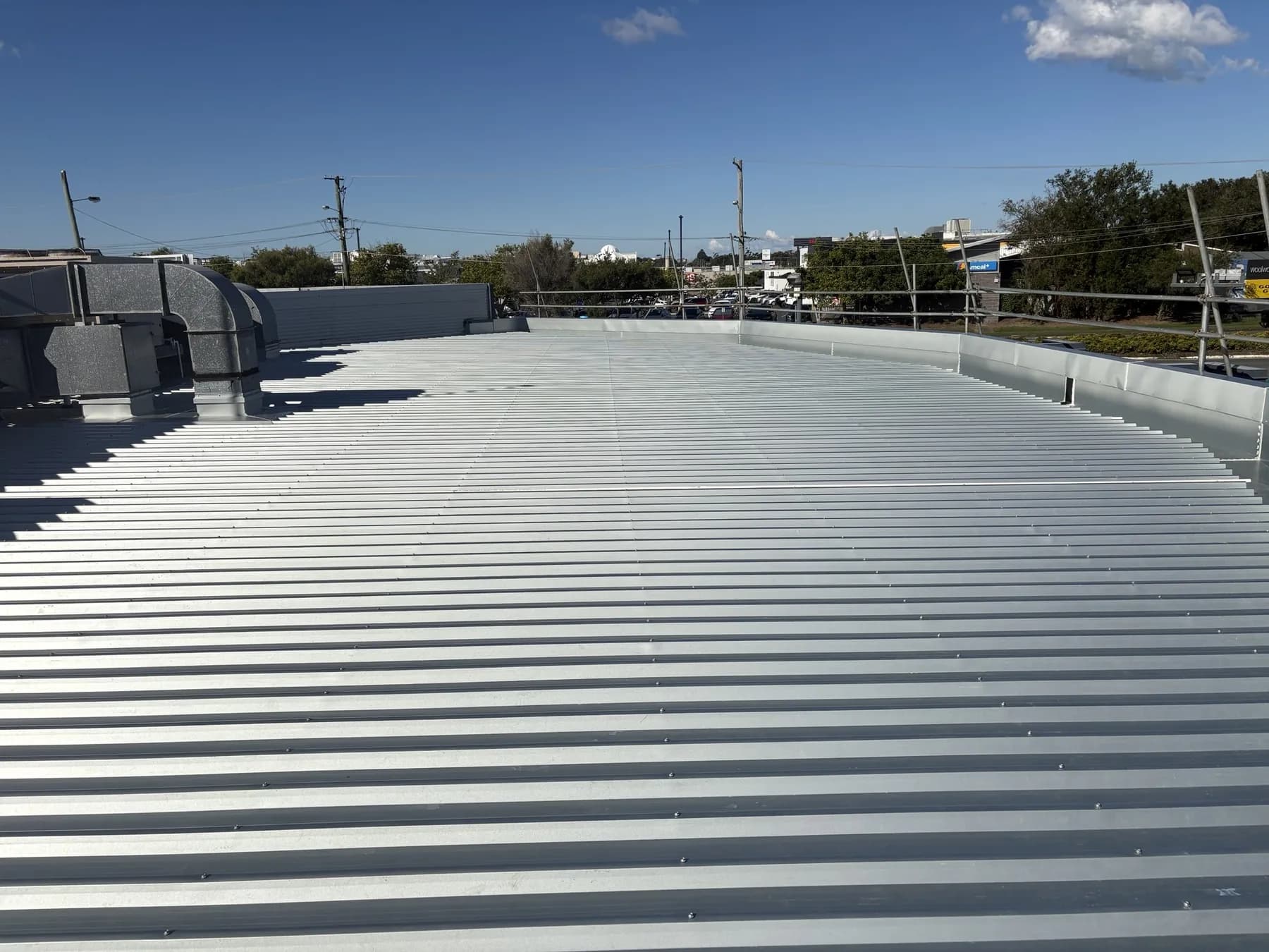 Commercial car showroom roof replacement at Kippa-Ring