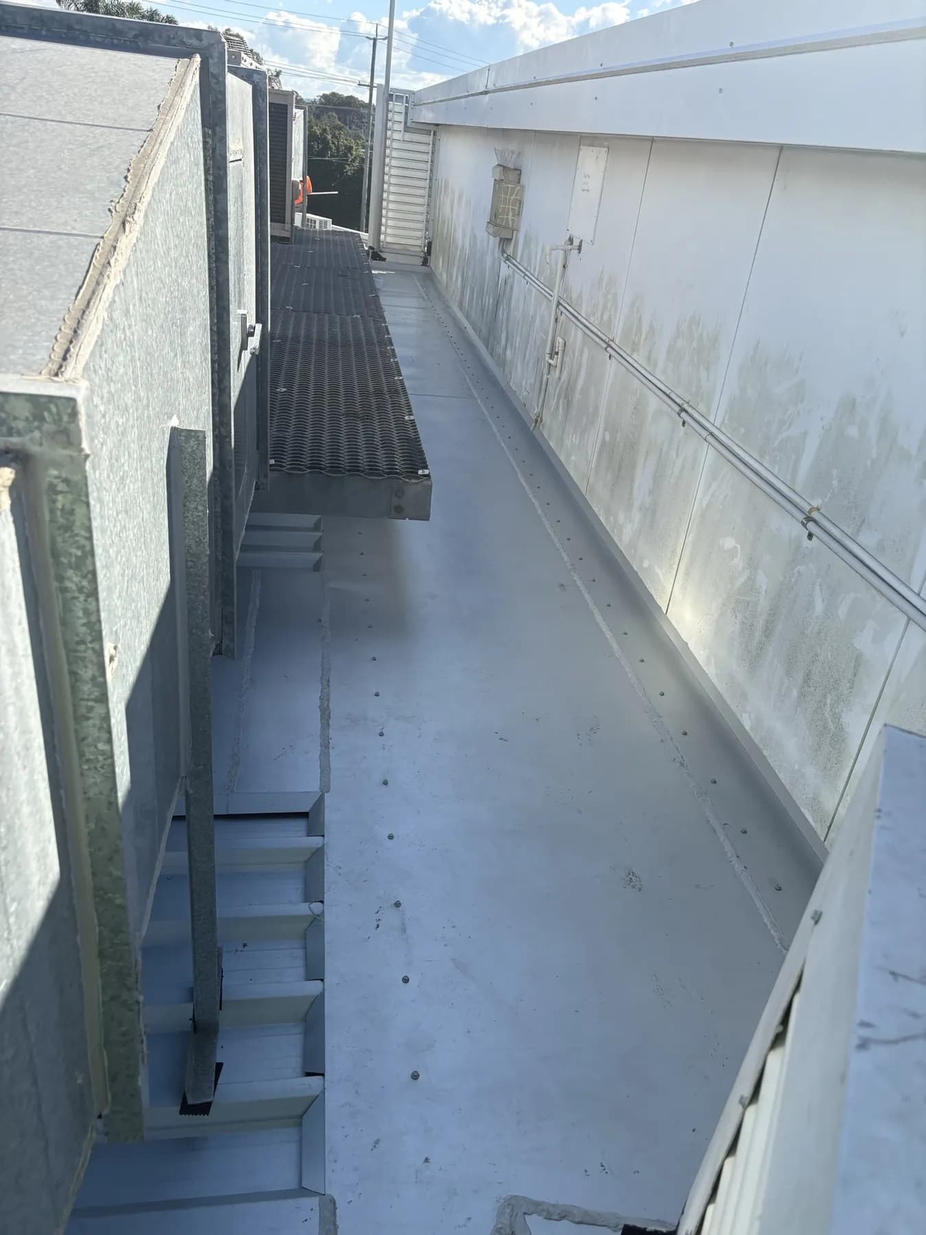 Commercial car showroom roof replacement at Kippa-Ring