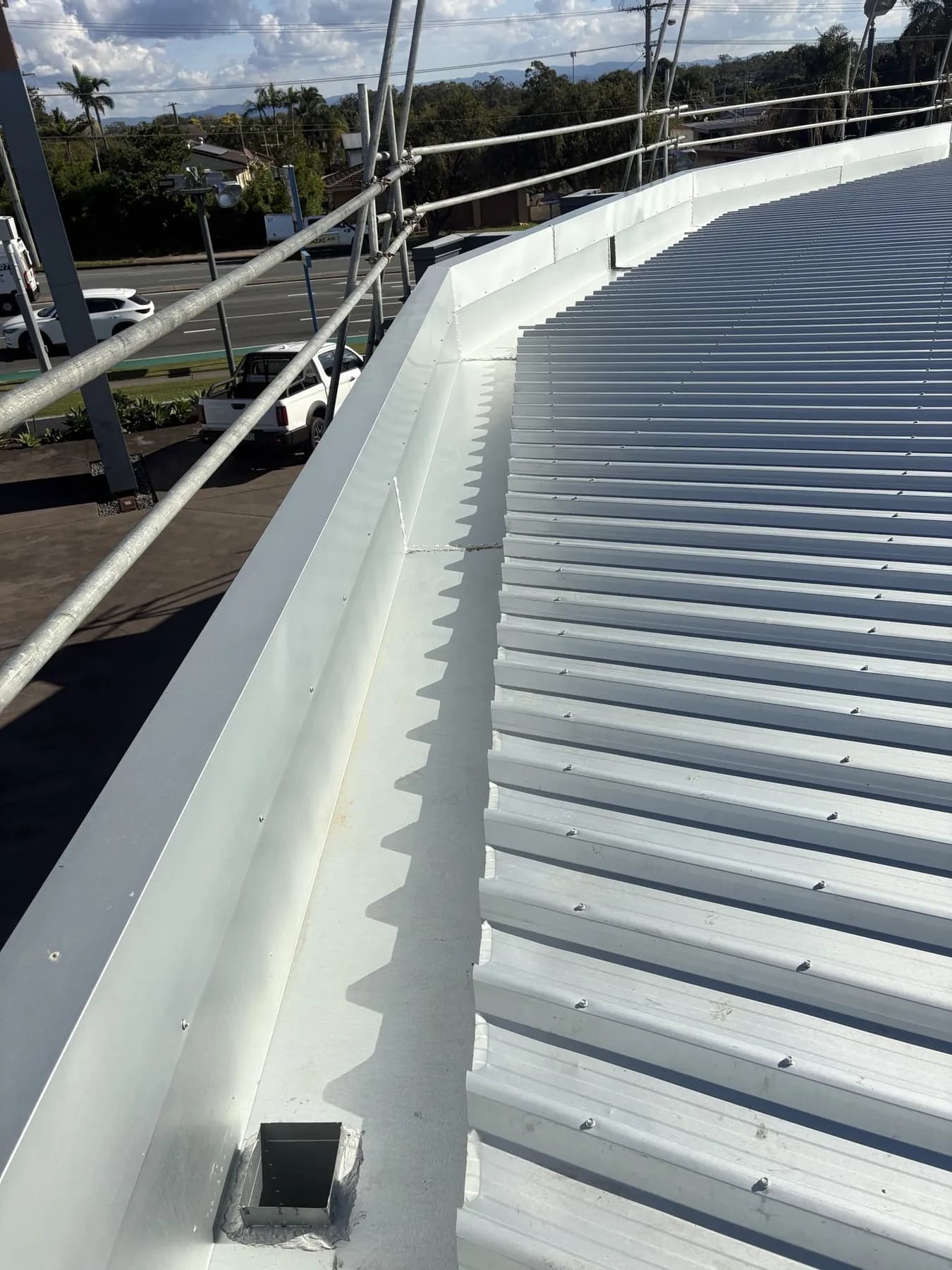 Commercial car showroom roof replacement at Kippa-Ring