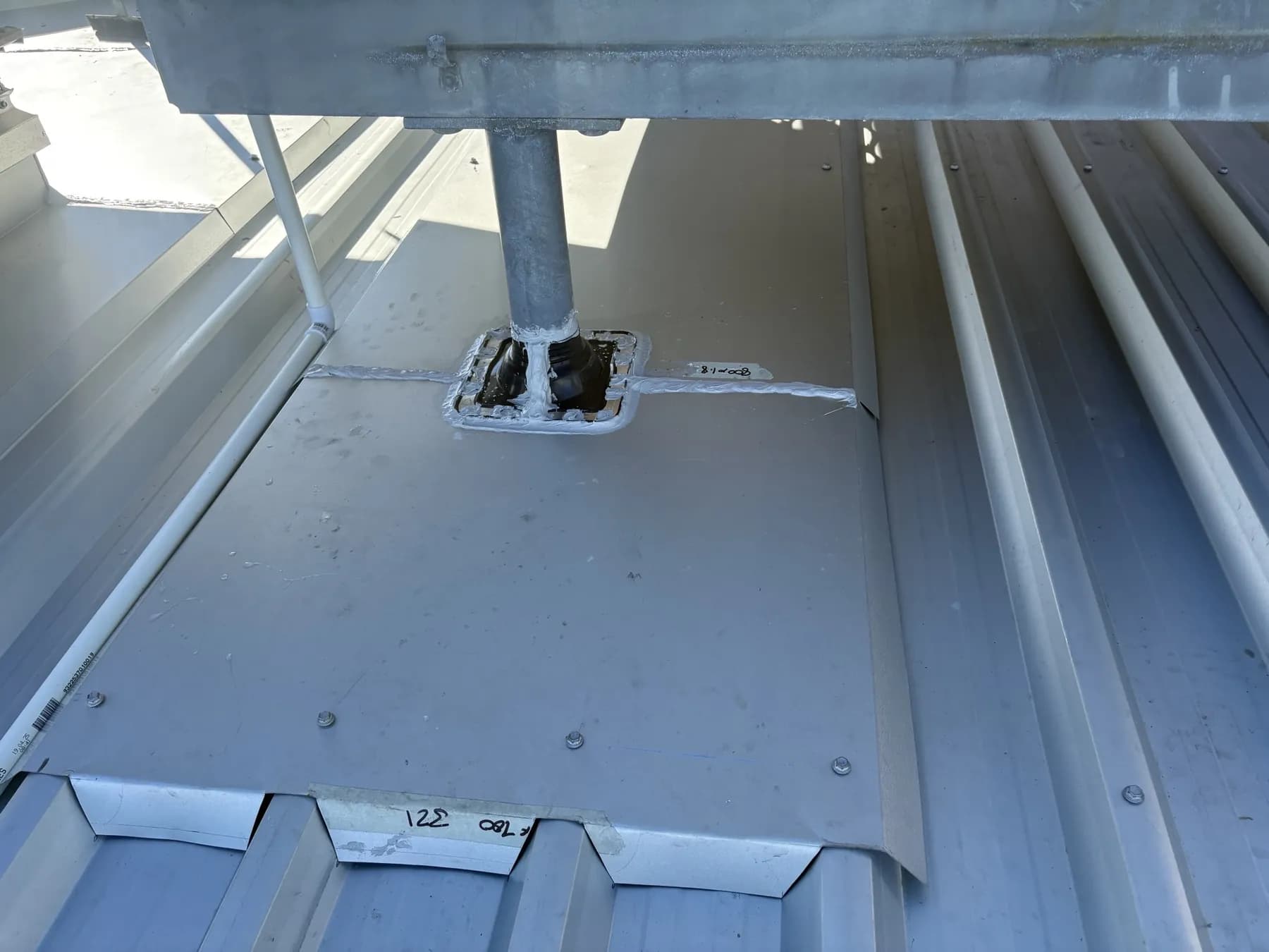 Commercial car showroom roof replacement at Kippa-Ring