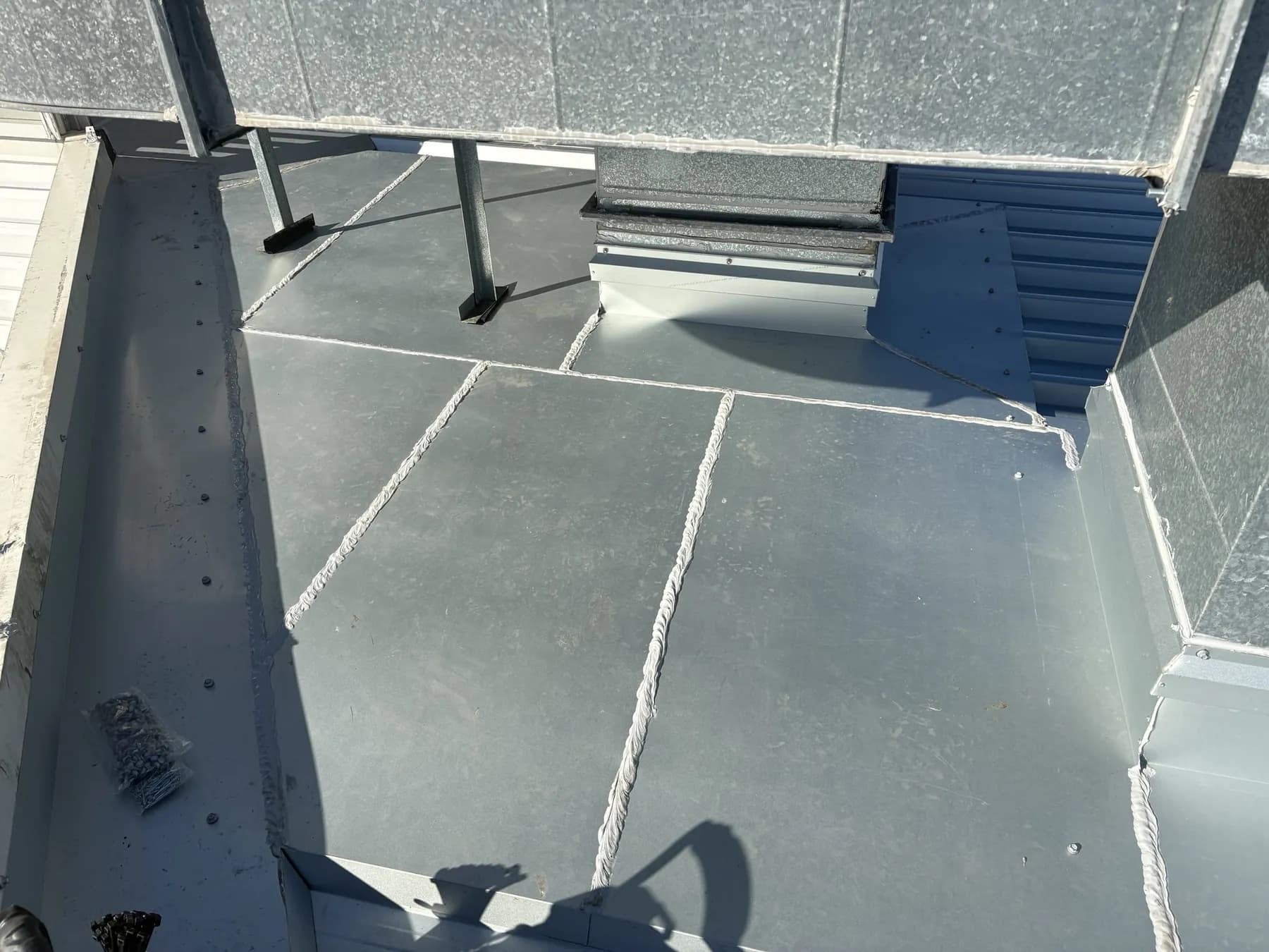 Commercial car showroom roof replacement at Kippa-Ring