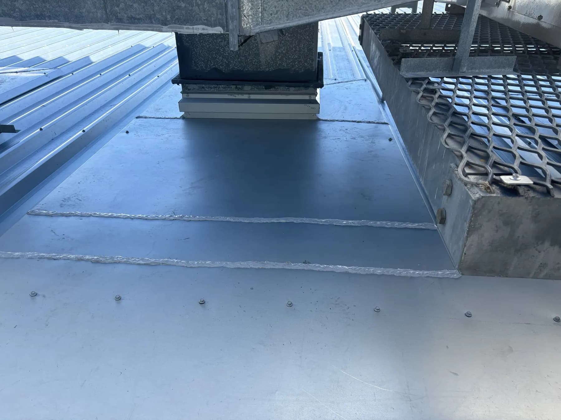 Commercial car showroom roof replacement at Kippa-Ring