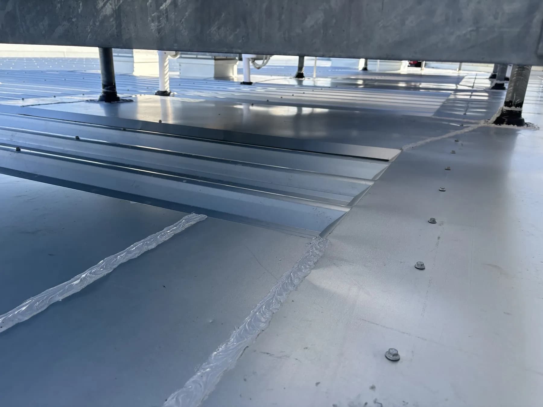 Commercial car showroom roof replacement at Kippa-Ring