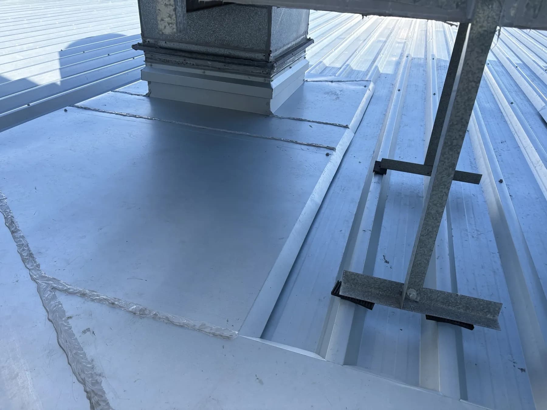 Commercial car showroom roof replacement at Kippa-Ring