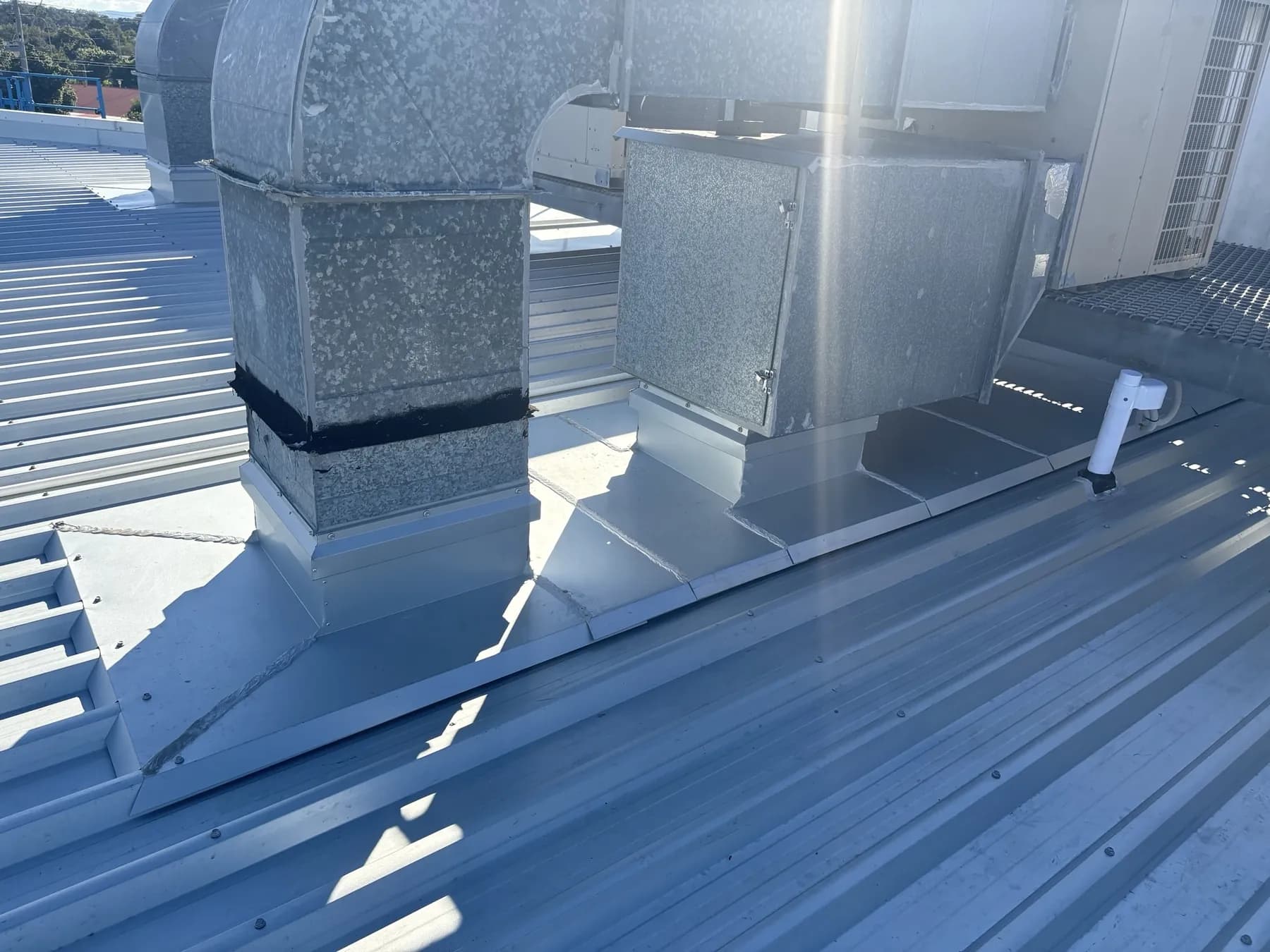 Commercial car showroom roof replacement at Kippa-Ring