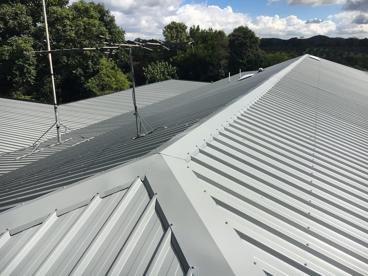 Complex ridge work of a new roof